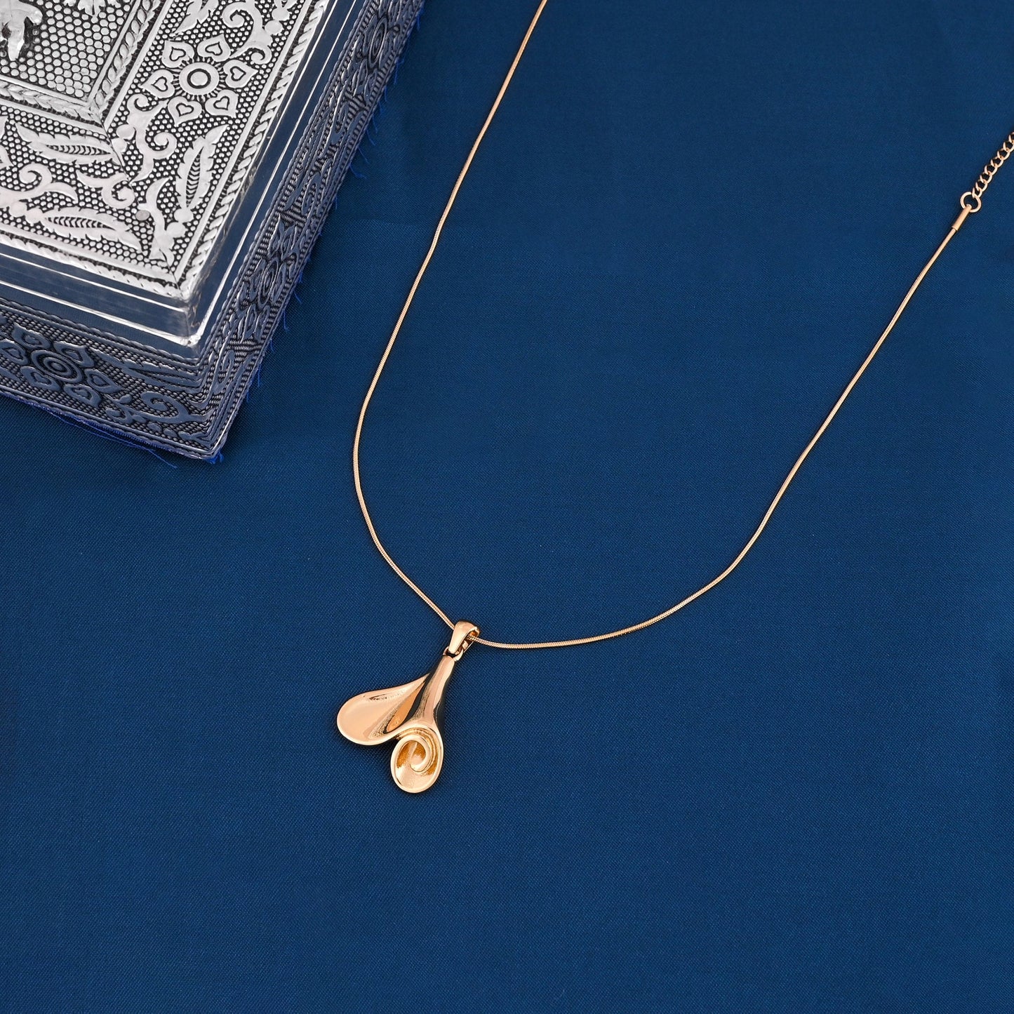 CKLAKART's Gold Tone Round Chain with Beautiful Bud Pendant